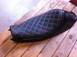 Motone Flat Tracker Racing Seat For Harley Davidson Sportster -Motoronderdelen Winkel cracer sportster tracker seat diamond black 47